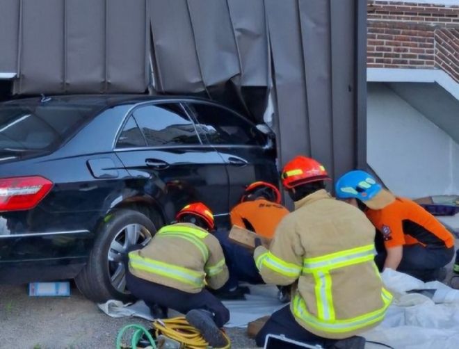 지난달 27일 소방대원들이 경기 양평군 용문면의 한 단독주택에서 발생한 교통사고 현장을 수습하는 모습. [경기도소방재난본부]