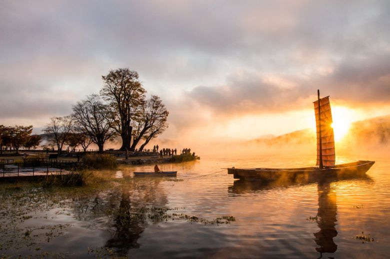 경기 양평군 두물머리의 일출. 근처에는 독립운동가 여운형을 기리는 몽양기념관이 있다.
