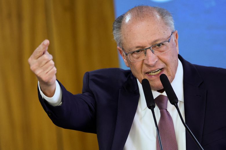 제라우두 아우키밍 브라질 부통령 겸 산업통상부 장관이 지난달 28일(현지시간) 브라질리아 플라날토 궁전에서 열린 보완 법안 “아크레디타 익스포트카오” 서명식에서 연설하고 있다. [로이터]