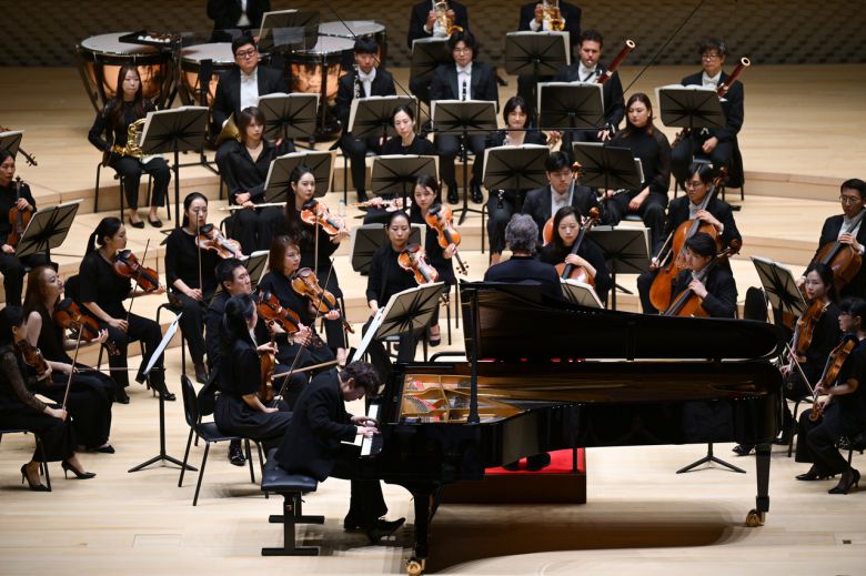 정명훈 클래식부산 예술감독과 피아니스트 조성진, 아시아필하모닉오케스트라(APO)가 만난 지난 6월 부산콘서트홀 개관 공연 ‘황제’는 티켓 오픈과 동시에 전석 매진을 기록했다.  [클래식부산 제공]