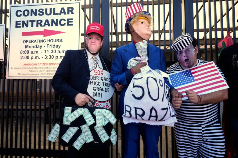 지난 1일(현지시간) 브라질 상파울루 주재 미국 영사관 앞에서 시위대가 브라질산 제품에 대한 미국의 50% 관세에 항의하며 시위를 벌이고 있다.{AP]