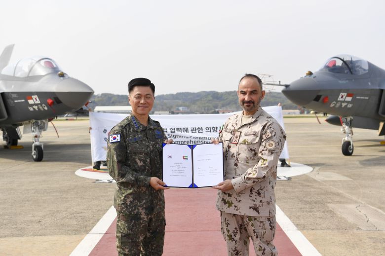 이영수 공군참모총장과 라시드 모하메드 알 샴시 UAE 공군방공사령관(소장)이 4월 16일 한국항공우주(KAI)에서 KF-21 포괄적 협력에 관한 의향서를 체결했다. [공군 제공]