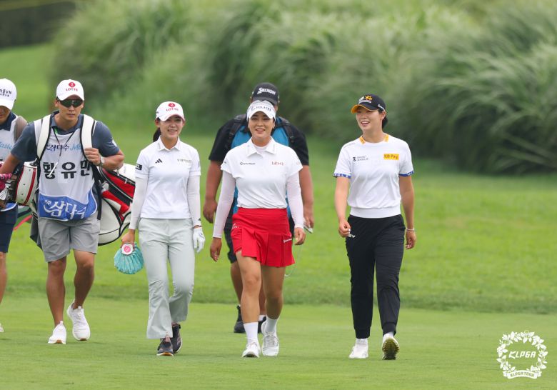 제주삼다수 마스터스 1라운드에서 동반플레이한 황유민(왼쪽부터)과 윤이나, 방신실이 밝은 표정으로 이야기를 나누며 걷고 있다.  [KLPGA 제공]