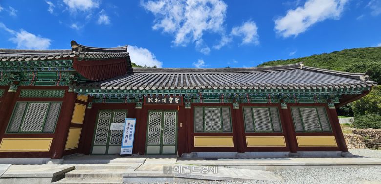 내부 수리 중인 성보박물관