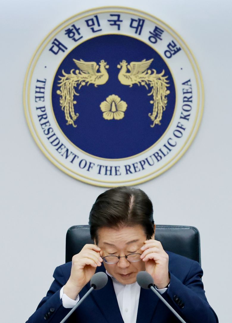 이재명 대통령이 30일 서울 용산 대통령실 청사에서 열린 비상경제점검 태스크포스(TF) 3차 회의를 시작하며 안경을 바꿔 쓰고 있다. [연합]