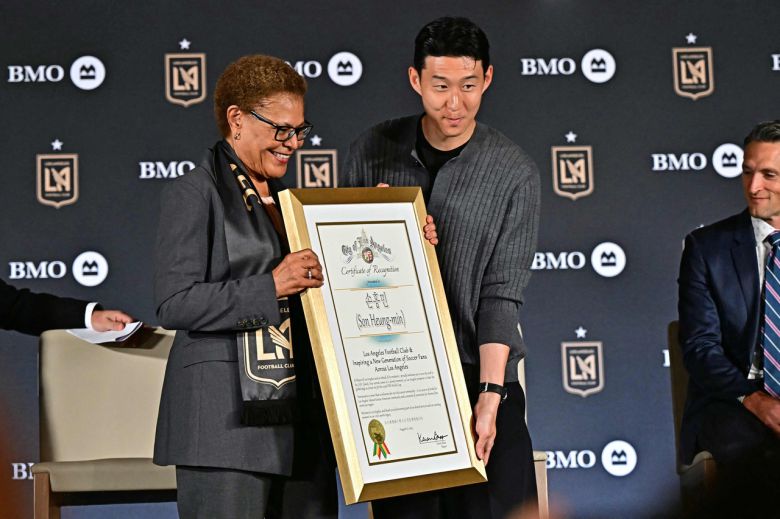 손흥민 선수가 6일(현지시간) 미국 로스앤젤레스에서 LAFC 입단 기자회견을 하고 있다. [AFP]