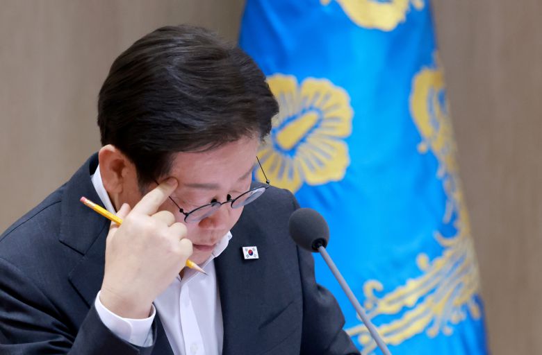 이재명 대통령이 지난달 29일 서울 용산 대통령실 청사에서 열린 국무회의에서 국무위원들과 중대재해 근절대책 토론을 하며 자료를 살피고 있다. [연합]