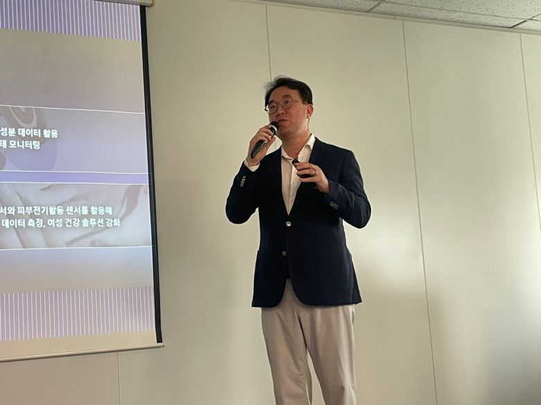 최종민 삼성전자 MX사업부 헬스 하드웨어 개발그룹 상무가 7일 서울 중구 태평로 삼성전자 기자실에서 열린 브리핑에서 웨어러블 센서 기술을 소개하고 있다. [차민주 기자]