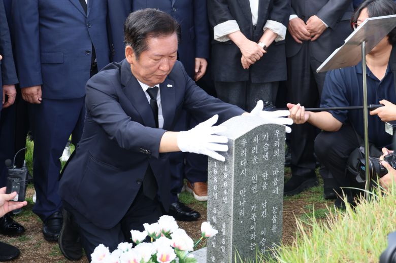 정청래 더불어민주당 정청래 대표가 8일 광주광역시 북구 국립 5·18민주묘지를 찾아 문재학 열사의 묘를 참배하고 있다. [연합]