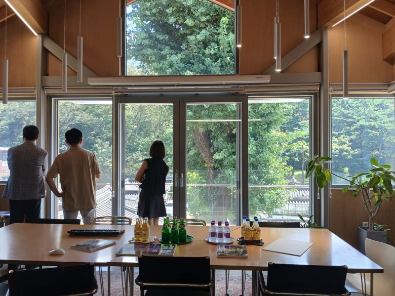 서울 종로구 원서작업실 내부. 은행나무와의 조화를 살렸다. 김희량 기자