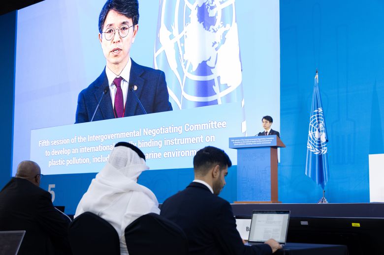 김완섭 환경부 장관이 지난해 11월 25일 부산 벡스코에서 열린 플라스틱 오염 국제협약 제5차 정부간협상위원회(INC-5) 개막식에서 개회사를 통해 “이번 마지막 회의에서 협약을 성안시키는 것이 무엇보다 중요함”을 말하고 있다.[환경부 제공]