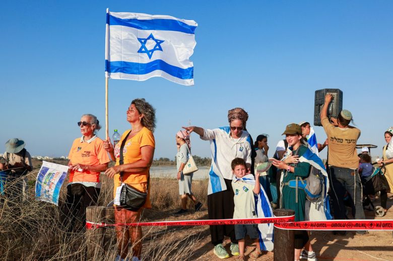 국제사회가 이스라엘의 가자지구 장악 계획에 대해 심각한 우려를 표명하고 있는 반면 이스라엘은 가자지구 전체를 완전 점령하겠다는 입장을 굽히지 않고 있다. 지난달 이스라엘 우파 시위대가 가자지구 인근 국경 장벽 너머 언덕에 모인 모습. [AFP]