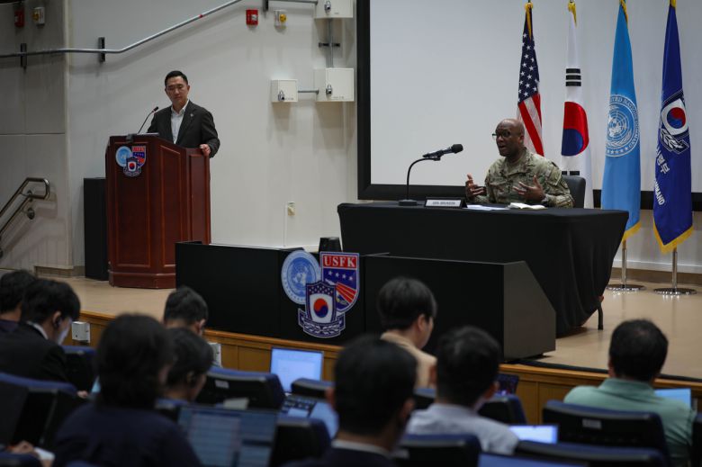 제이비어 브런슨 유엔군사령관 겸 한미연합군사령관 겸 주한미군사령관은  8일 경기도 평택 주한미군기지 캠프 험프리스에서 가진 국방부 출입기자단과의 인터뷰에서 한미동맹의 현대화와 관련 70여년의 시간이 흐른 만큼 변화된 환경을 반영해야 한다고 밝혔다. 주한미군의 전략적 유연성에 대해서도 변화가 필요하다며 숫자보다 능력이 중요하다고 강조했다. [주한미군사령부 제공]