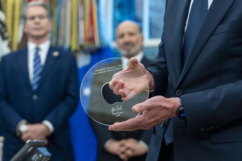 팀 쿡 애플 CEO가 지난 6일(현지시간) 미국 워싱턴 백악관 집무실에서 도널드 트럼프 대통령에게 증정한 선물 [AP]