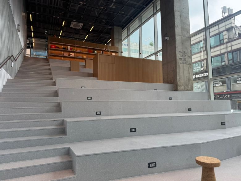 에피소드 신촌 캠퍼스의 공용공간 에피 라운지 내 계단식 좌석 모습. 신혜원 기자