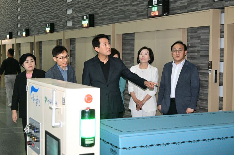 오세훈 서울시장이 11일  서울추모공원에 증설된 화장로에서 운행중인 자율주행로봇(AMR) 시운전 과정을 점검하고 있다.