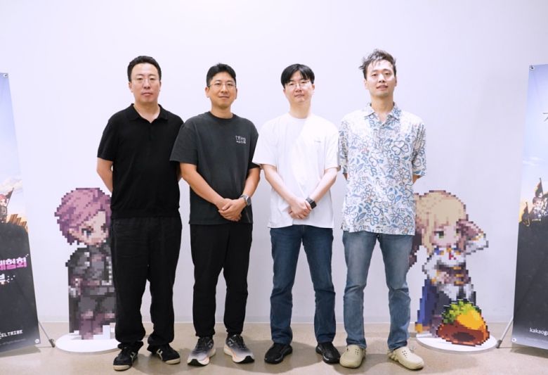 지난 7일 경기도 성남시 타운홀 판교점에서 열린 ‘가디스오더’ 글로벌 출시 간담회에 참석한 이정환(왼쪽) 픽셀트라이브 시스템 디렉터, 배정현 대표, 최진성 총괄 디렉터, 정태룡 콘텐츠 디렉터 [카카오게임즈 제공]