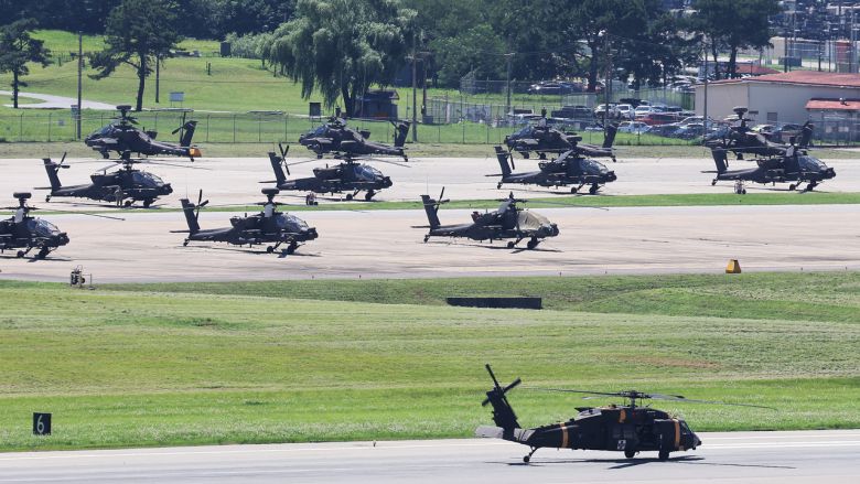 한국과 미국이 유사시 한반도 방어를 위한 정례 연합훈련인 ‘을지 자유의 방패’(UFS·Ulchi Freedom Shield) 연습을 이달 18∼28일 실시한다고 밝힌 7일 경기도 평택시 캠프 험프리스에서 블랙호크 헬기가 이동하고 있다. [연합뉴스]