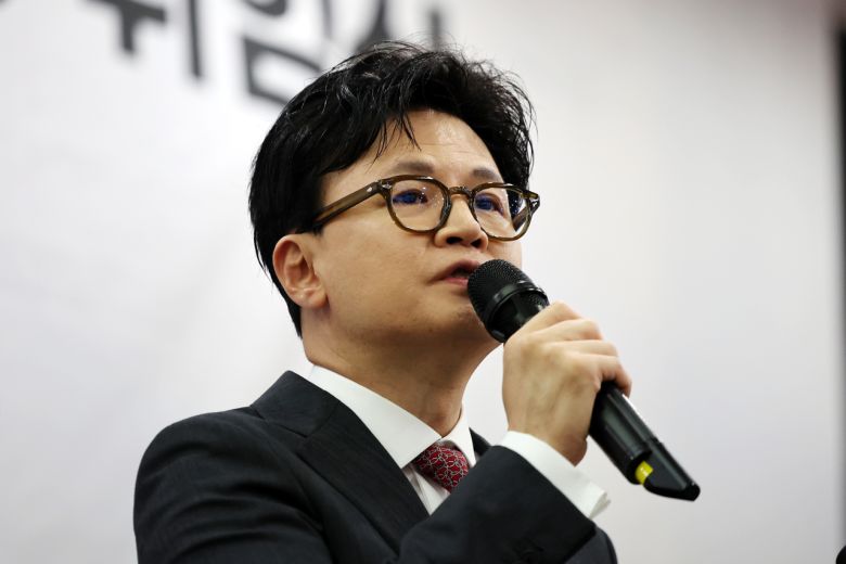 11일 오후 광주 서구 홀리데이인호텔에서 열린 김화진 국민의힘 전남도당위원장 취임식에서 한동훈 전 대표가 축사하고 있다. [연합]