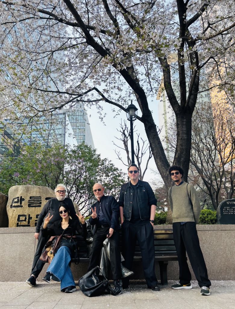 독일을 중심으로 한 유럽에서 오페라 연출가로 활동하는 유일한 한국인 요나 김(왼쪽 두 번째)을 중심으로 그와 오랜 시간 호흡을 맞춘 무대 디자이너 헤르베르트 무라우어, 의상 디자이너 팔크 바우어, 무대 의상 협력 디자이너 프랑크 쇤발트, 영상 감독 벤야민 뤼트케 [요나 김 연출가 제공]