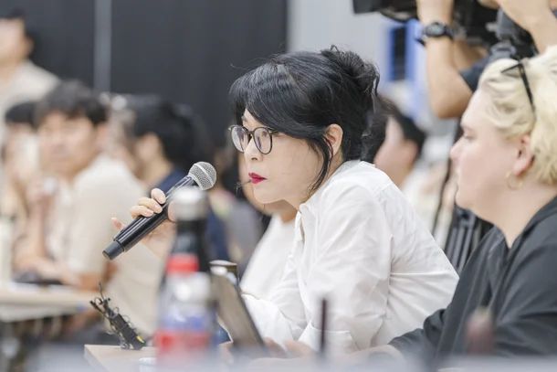 독일을 중심으로 한 유럽에서 오페라 연출가로 활동하는 요나 김과 조연출 다니엘라 키제베터. [국립극장 제공]