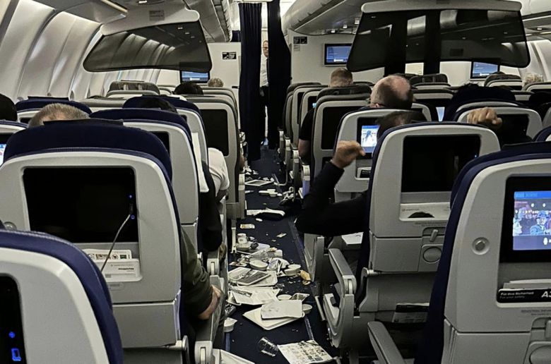 심한 난기류를 겪고 난 후 아수라장이 된 미 텍사스 오스틴발 독일 프랑크푸르트행 루프트한자 여객기 기내의 모습.[AP]