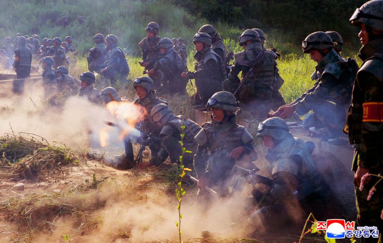 북한은 지난 11일 전군의 전쟁수행능력과 임전태세를 완비하기 위한 인민군 총참모부의 전투훈련계획에 따라 조선인민군 대연합부대관하 전술적 포병구분대들의 사격훈련경기를 진행했다고 조선중앙통신이 12일 보도했다.  [연합뉴스]