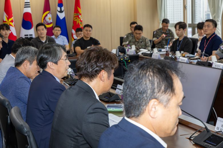 KT와 국방부, 한국지능정보사회진흥원(NIA) 주요 관계자가 참석해 사업 착수보고회를 진행하는 모습. [KT 제공]