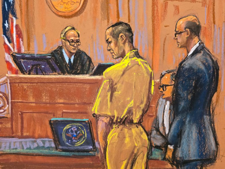 스테이블코인 ‘테라USD’(이하 테라) 발행과 관련한 사기 등 혐의로 미국에서 형사재판을 받는 권도형(33) 테라폼랩스 설립자가 12일(현지시간)  미국 뉴욕 남부연방법원에서 열린 심리에서  미결수임을 나타내는 노란색 반소매 수의를 입고 양손엔 수갑, 몸에는 포승줄이 묶인 채 호송인 2명과 함께 법정에 출두한 모습. [로이터]