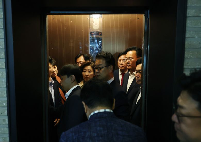 송언석 비상대책위원장 겸 원내대표를 비롯한 국민의힘 의원들이 13일 서울 여의도 국민의힘 당사에서 당사 압수수색과 관련해 입장을 밝힌 뒤 승강기에 오르고 있다. [연합]