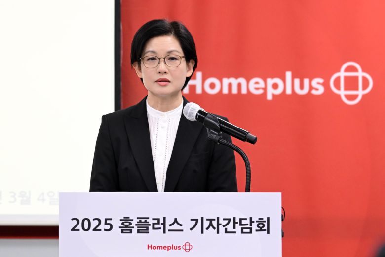 조주연 홈플러스 공동대표가 지난 3월 14일 서울 강서구 홈플러스 본사에서 기업회생절차 돌입 이후 첫 기자간담회를 개최해 최근 불거진 논란들에 대한 입장을 밝히고 있다. 이상섭 기자