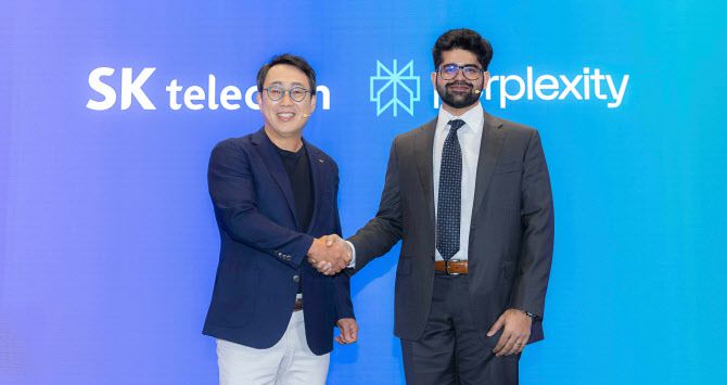유영상 ST텔레콤 CEO와 본사에서 만난 아라빈드 스리니바스 (오른쪽) 퍼플렉스 CEO  [SK텔레콤 제공]