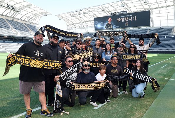손흥민(가운데)이 MLS에서 가장 열정적인 서포터스 중 하나인 LAFC의 3252 서포터스와 포즈를 취한 모습  [게티이미지]
