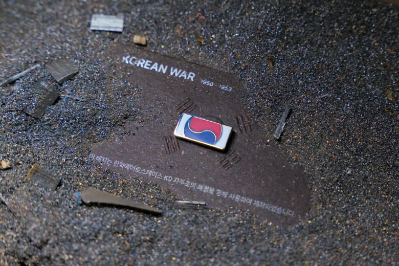 한화 방산3사가 국가보훈부, 국방부유해발굴감식단과 함께 K9 자주포 철로 만든 태극기 배지를 제작, 배포해 아직 유해를 발굴하지 못한 6.25 전사자들을 기리는 ‘121723 끝까지 찾아야 할 태극기’ 호국보훈 캠페인을 시작한다. [한화에어로스페이스 제공]