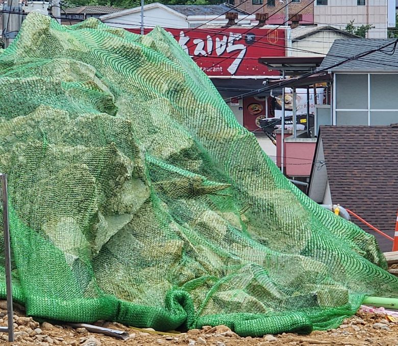 공사 현장 진·출입로에 세륜시설을 설치하지 않아 차량이동시 비산먼지가 발생하고 있다.[독자제공]