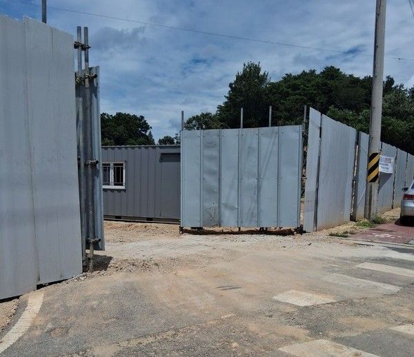 공사현장에 컨테이너 2동도 규정을 어겨가며 불법사용되고 있다[독자제공]