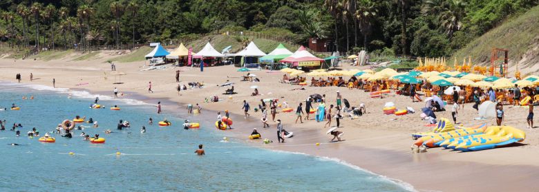 무더위가 이어진 16일 오후 제주 서귀포시 중문해수욕장에서 피서객들이 물놀이하며 더위를 식히고 있다. [연합]