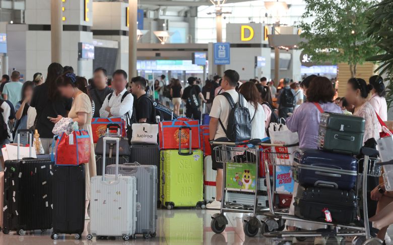 여름휴가 성수기인 3일 인천국제공항 제1여객터미널 출국장이 해외로 출국하는 여행객들로 붐비고 있다. [연합]