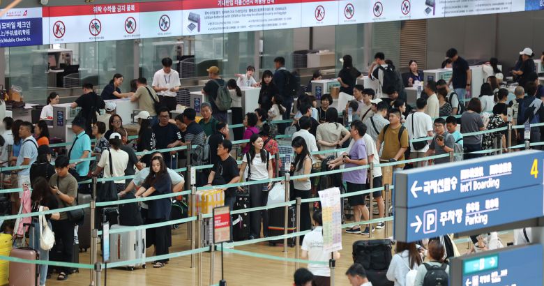 여름휴가 성수기인 1일 인천국제공항 제1여객터미널 출국장이 해외로 출국하는 탑승객들로 붐비고 있다. [연합]