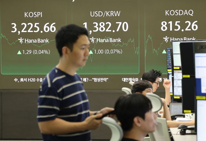 코스피가 1.29포인트(0.04%) 오른 3225.66에 장을 마감한 14일 서울 중구 하나은행 본점 딜링룸에서 딜러들이 대화하고 있다. [연합]