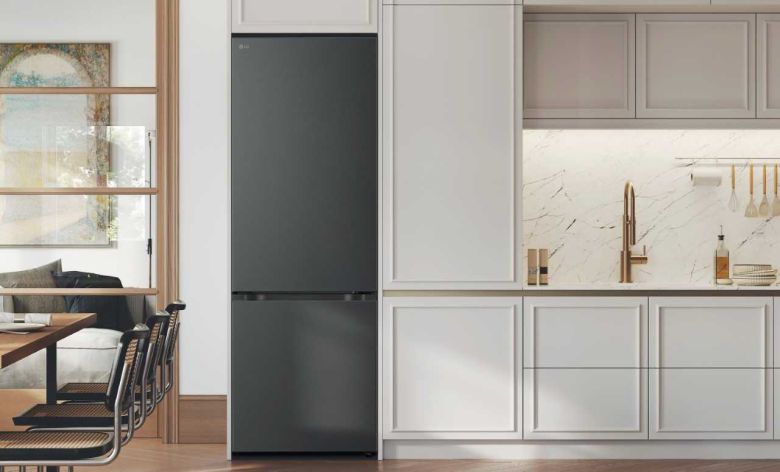 LG전자가 다음달 5일 독일 베를린에서 개막하는 IFA 2025에서 유럽 최고 수준의 에너지 효율과 유럽 고객 맞춤 편의성을 갖춘 가전 신제품을 선보인다. LG전자 바텀 프리저 냉장고 신제품이 집 안 공간에 조화롭게 배치된 모습 [LG전자 제공]