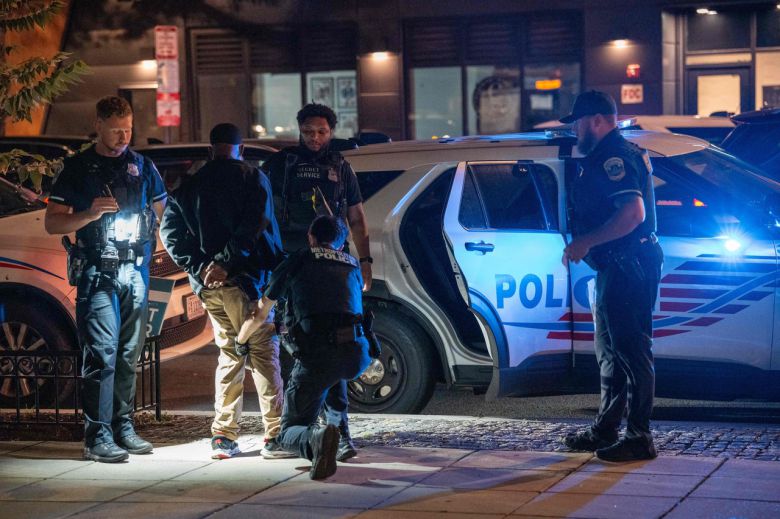 FBI, 비밀경호국, 국토안보수사국, 워싱턴 메트로폴리탄 경찰국(MPD) 소속 요원들이 워싱턴 DC 쇼(Shaw) 지역에서 한 남성을 체포하고 있다. [AFP]