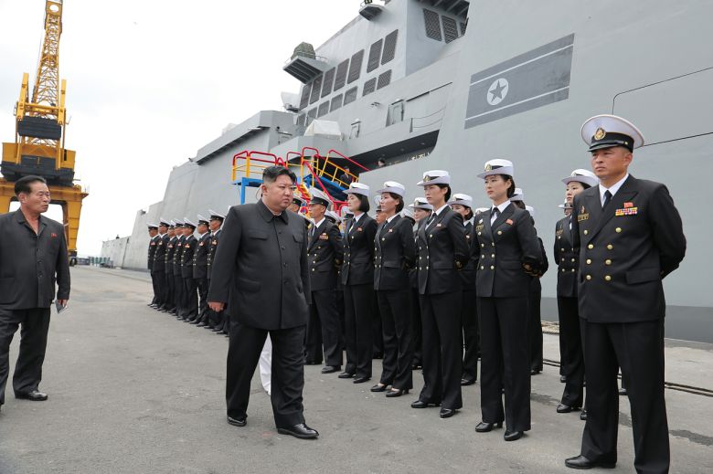 김정은 북한 국무위원장이 한미연합연습 ‘을지 자유의 방패’(UFS)가 시작된 18일 북한의 첫 번째 5000t급 신형 다목적구축함 ‘최현함’의 무장체계 통합운영 시험 과정을 점검했다고 노동당 기관지 노동신문이 19일 보도했다. [평양 노동신문=뉴스1]