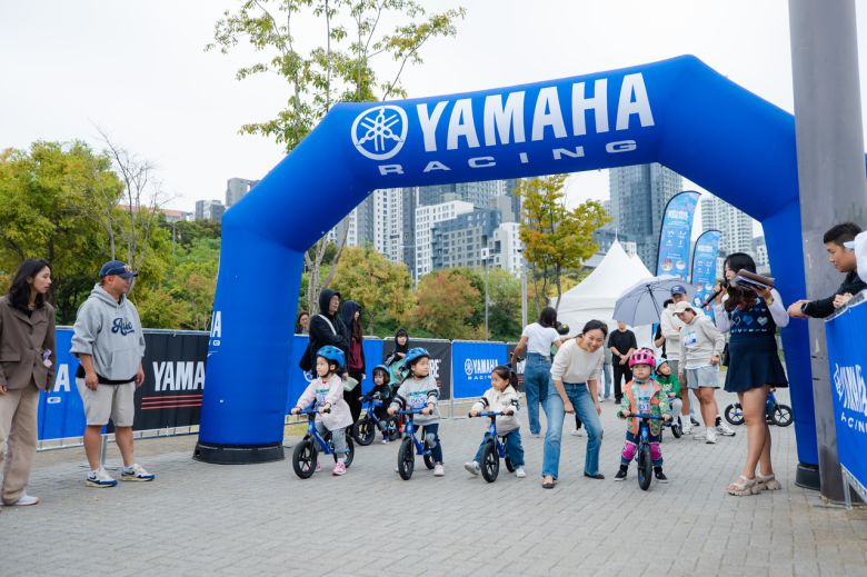 2024서울웰니스 행사에 참여한 아이들이 야마하가 마련한 유아용 밸런스사이클 프로그램에 참여해 즐거운 하루를 보내고 있다.