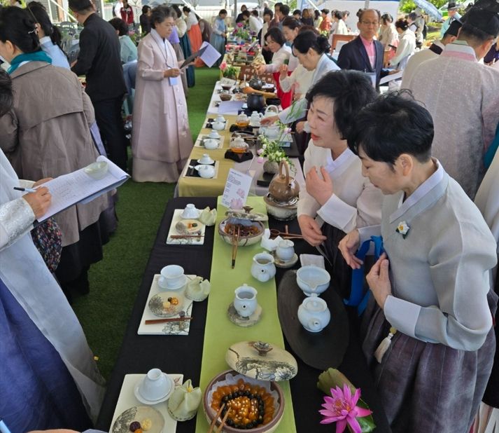 지난 5월 하동에서 열린 아름다운찻자리대회 한 장면. 웰니스서울2025에는 하동의 유명한 다인들이 부스(8곳)를 꾸미며 참여하면서 웰니스 행사장을 찾은 시민들에게 9월초의 향기로운 각종 차와 힐링의 다향을 무료로 제공할 예정이다.