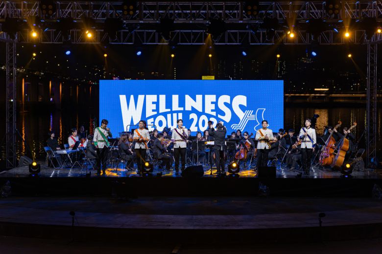 지난해 한강반포공원 수변무대에서 진행된 2024웰니스서울 열린음악회. 음악회에는 산책 나온 서울시민 등 1000여명이 함께 하면서 진정한 행복 울림을 주는 웰니스콘서트였다는 평가를 받았다.