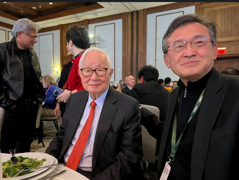 대만 TSMC의 모리스차 회장과 립부 탄 인텔 최고경영자(CEO) 모습. 왼쪽 뒷편에 젠슨황 엔비디아 CEO가 보인다. [립부 탄 링크드인 페이지 캡처]