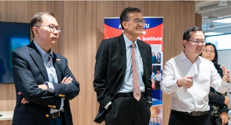 2024년 6월 립부 탄 인텔 최고경영자(CEO)가 난양기술대학교 기업 연구실을 방문한 모습. [난양기술대학교 뉴스 캡처]