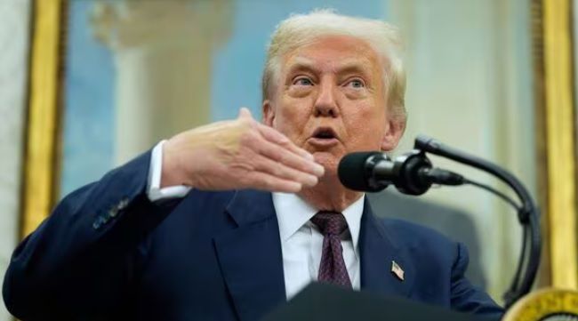 도널드 트럼프 미국 대통령은 지난 7일(현지시간) 중국과 관련이 있다는 의혹이 제기된 립부 탄 인텔 최고경영자(CEO)의 해임을 촉구했다. 트럼프 대통령은 이날 사회관계망서비스(SNS) 트루스소셜에서 인텔의 CEO가 이해 충돌 문제가 커 즉각 사임해야 한다고 주장했다.  [AP]