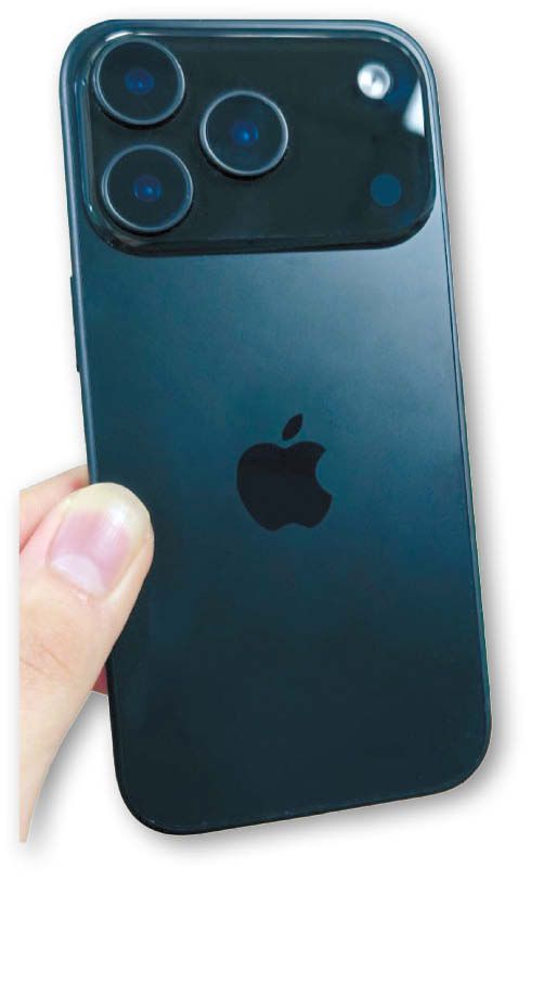 IT 팁스터를 통해 유출된 아이폰17 프로 시제품 [Majin Bu 엑스(X) 갈무리]